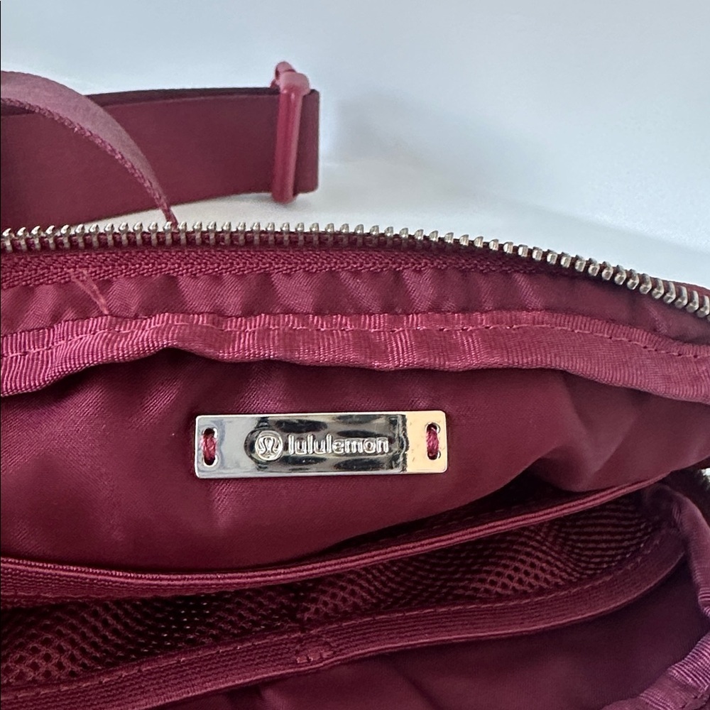 Lululemon Everywhere Adjustable Strap Belt Bag Burgundy Travel Vacation - Picture 8 of 12
